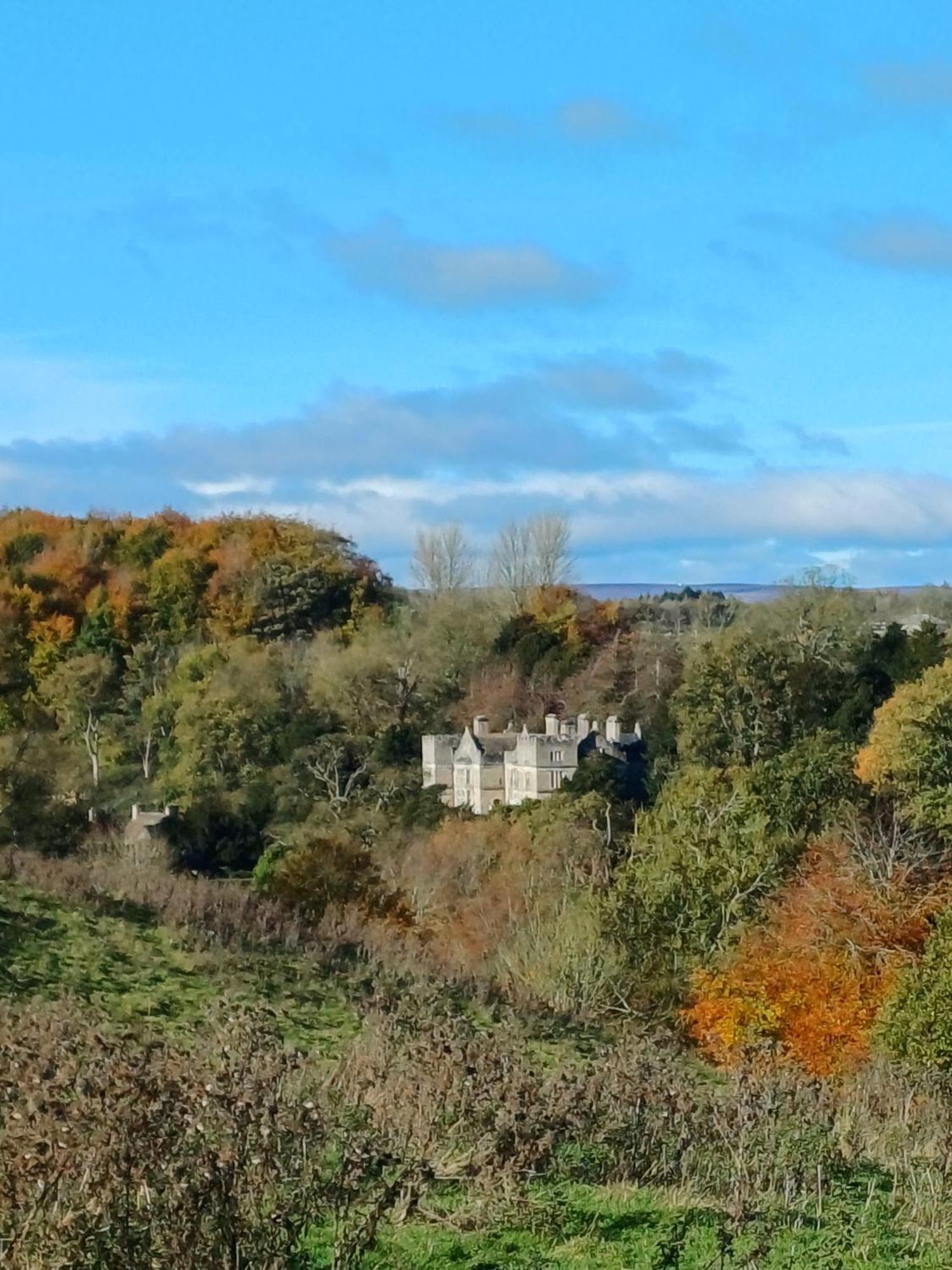 Charming 2-bed In Holiday home *