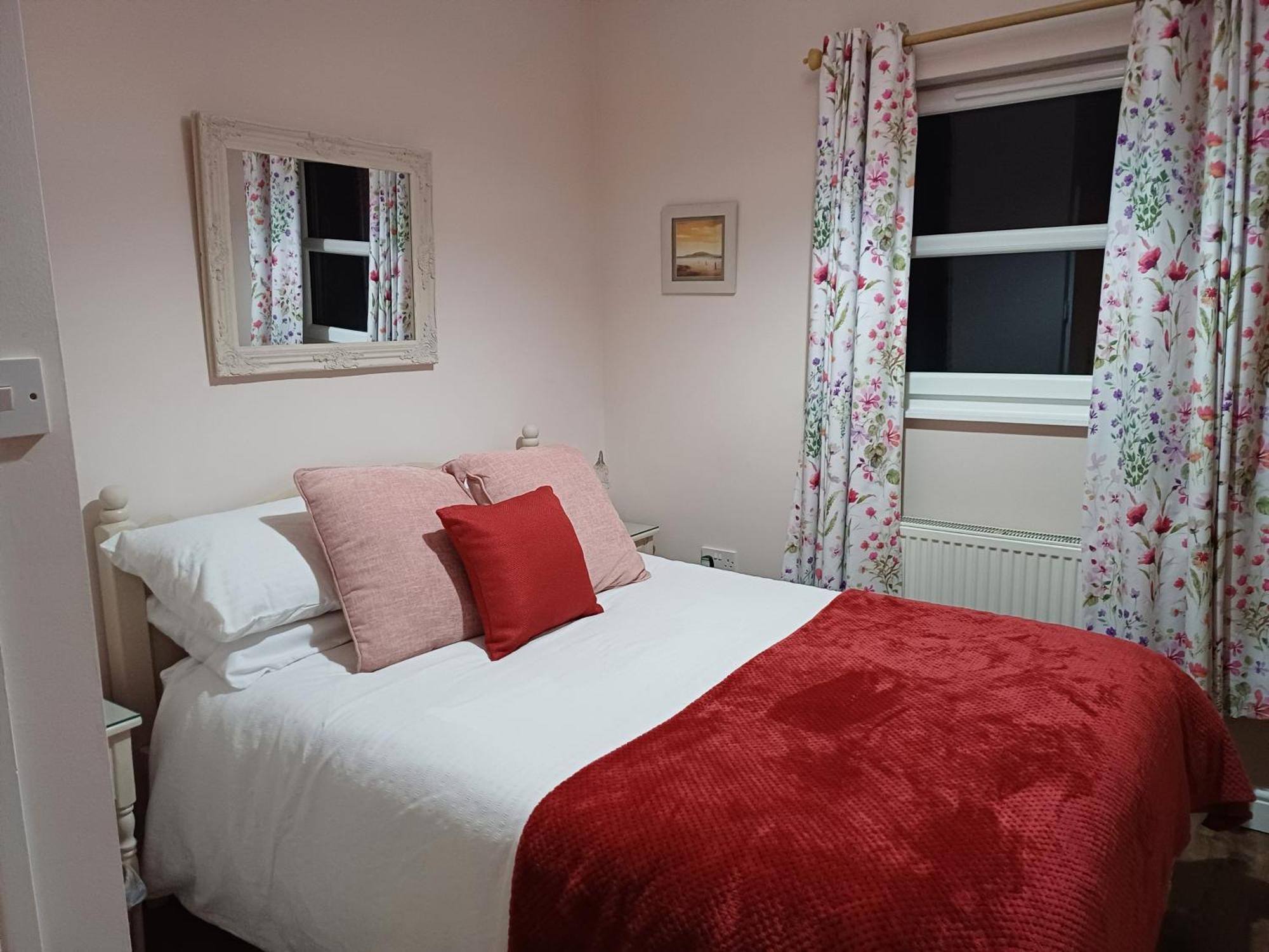 Charming 2-bed In Holiday home
