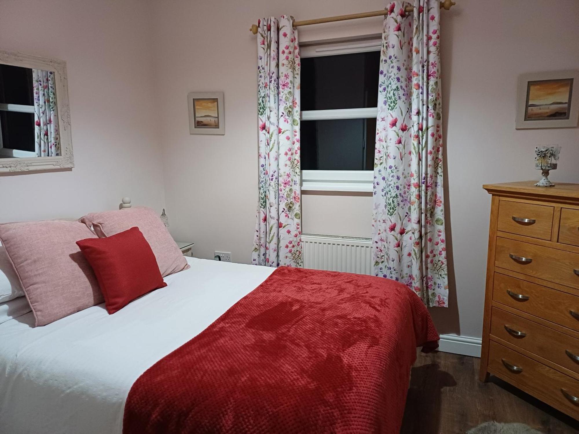 Charming 2-bed In Holiday home *